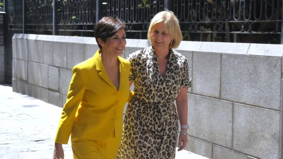 La alcaldesa de Jerez, Mar&iacute;a Jos&eacute; Garc&iacute;a-Pelayo, junto a la ministra de Vivienda, Isabel Rodr&iacute;guez