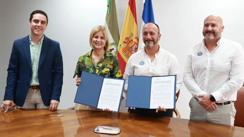 Mar&iacute;a Jos&eacute; Garc&iacute;a-Pelayo, alcaldesa de Jerez, firma un convenio de colaboraci&oacute;n con el presidente de la Asociaci&oacute;n Teletaxi, Alejandro Garc&iacute;a