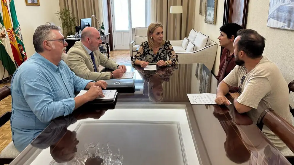 Almudena Mart&iacute;nez, reunida con representantes del arte sacro