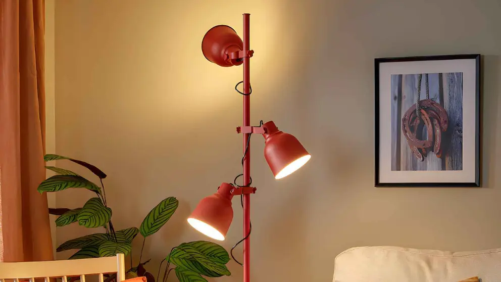 L&aacute;mpara de pedestal HEKTAR de Ikea