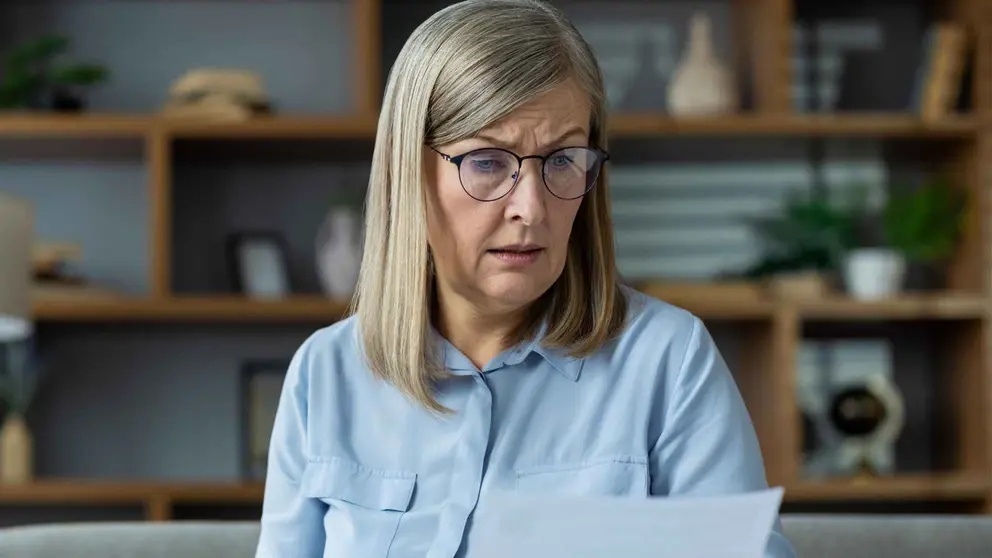 Una pensionista revisa el estado de su pensi&oacute;n de jubilaci&oacute;n