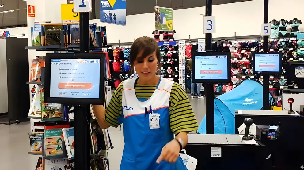 Cajera de Decathlon en Jerez