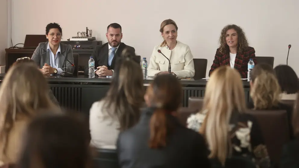 Almudena Mart&iacute;nez, y Susana S&aacute;nchez en el encuentro celebrado en Paterna junto a responsables de Igualdad de los Ayuntamientos