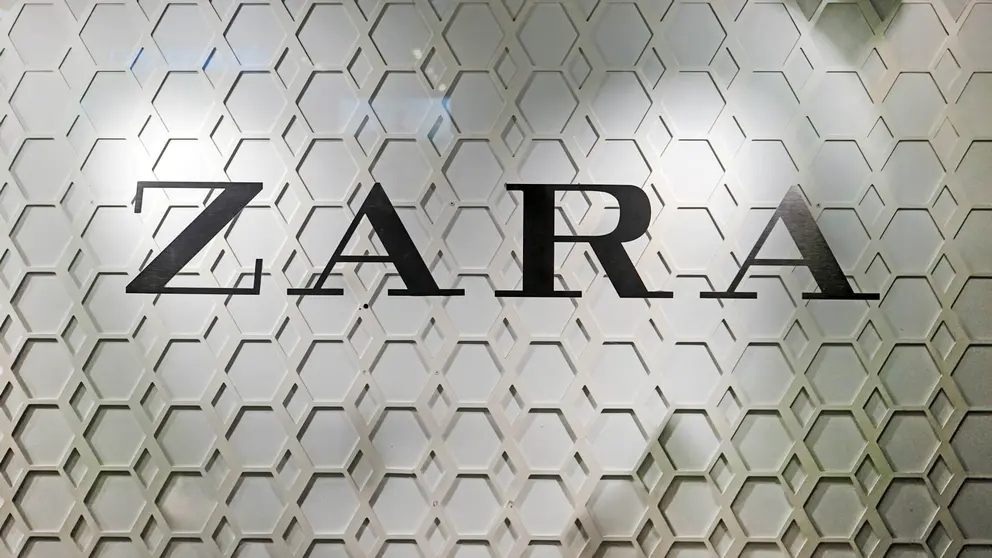 Primer plano del logotipo de la firma de moda ZARA