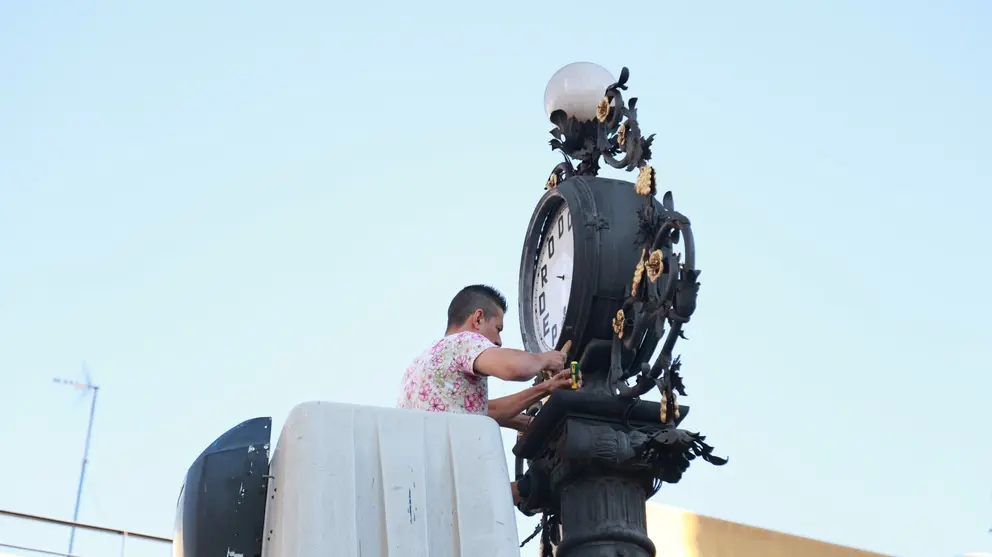 Inspecci&oacute;n del reloj del Gallo Azul | Cristo Garc&iacute;a