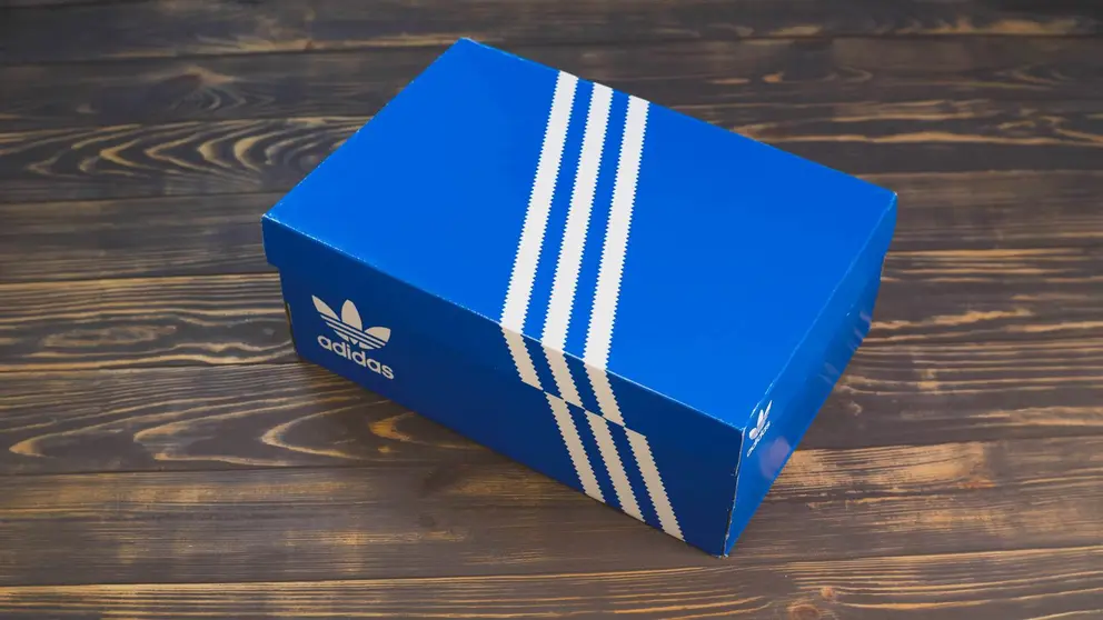 Caja de zapatillas Adidas - EM