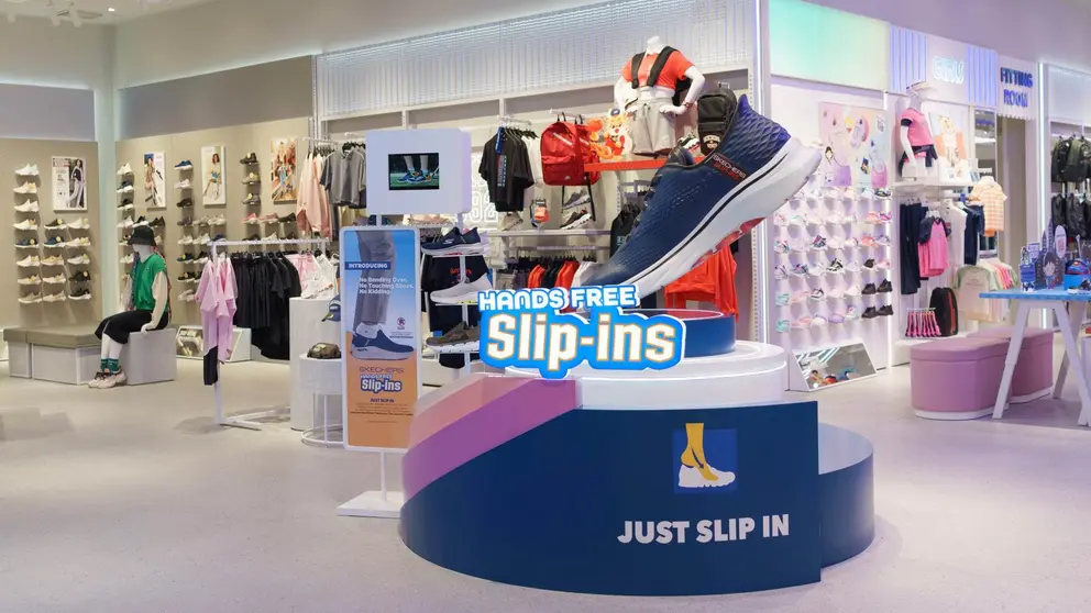 Vista interior de una moderna tienda de la firma Skechers en un centro comercial