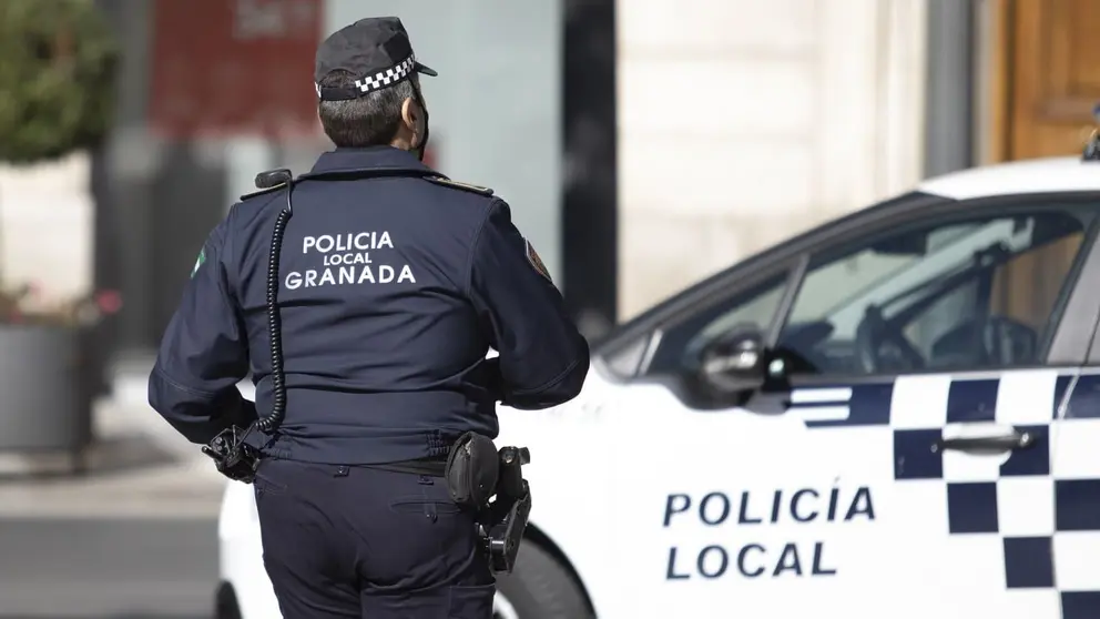 Un Polic&iacute;a Local, durante un turno en Granada