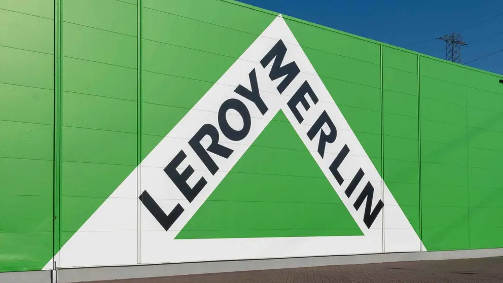 Celos&iacute;a extensible de hiedra con sistema de iluminaci&oacute;n LED SINDER de Leroy Merlin