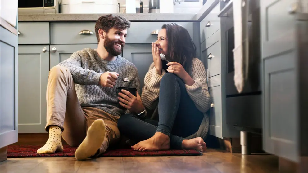 Pareja comiendo helado casero en la casa