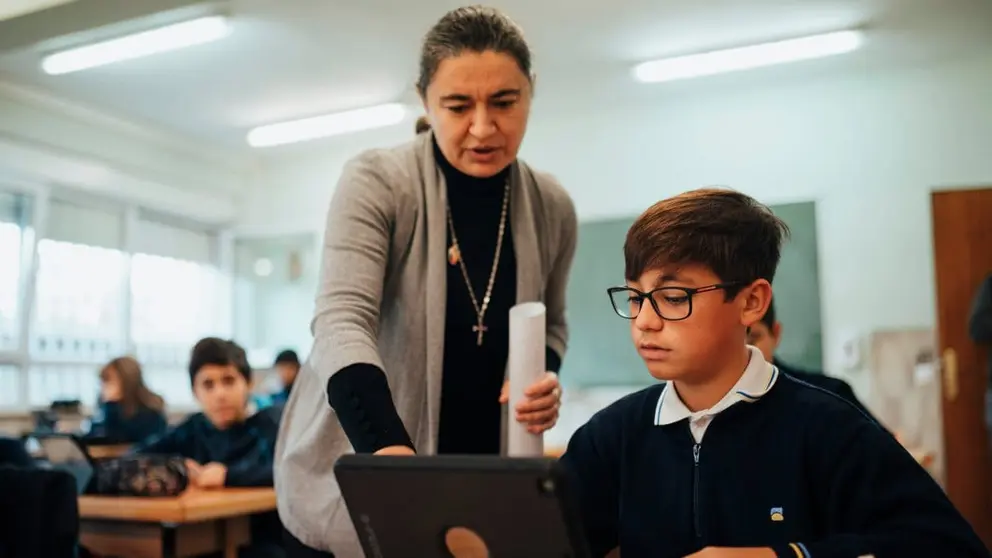 Una profesora asesorando a un alumno