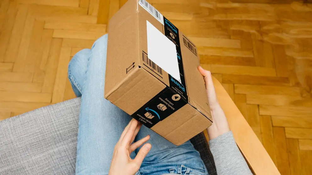 Clienta de Amazon se dispone a abrir la capa de su pedido Prime