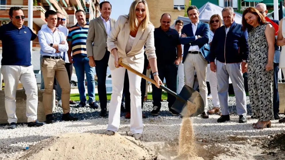 La alcaldesa de Granada, Marifr&aacute;n Carazo, coloca la primera piedra