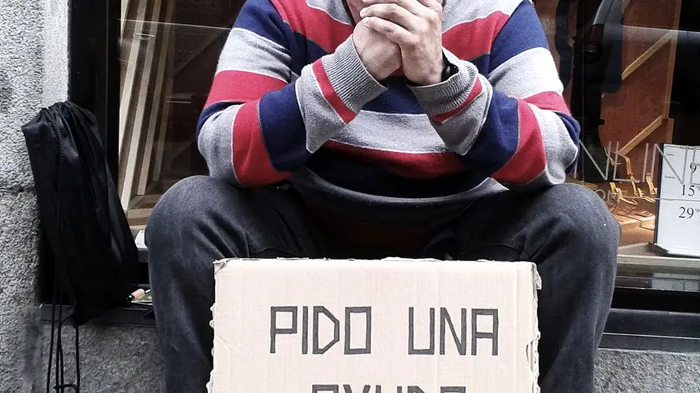 Una persona sin hogar en una calle de Granada