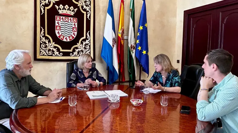 Garc&iacute;a-Pelayo, Agust&iacute;n Mu&ntilde;oz y Jaime Espinar reunidos con Catalina de Miguel