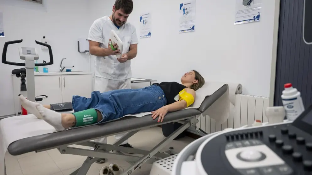 Un m&eacute;dico atiende a una mujer en su consulta (1)