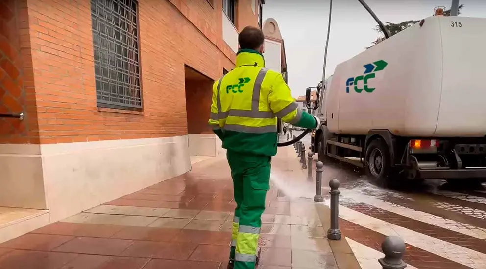 Un trabajador de FCC en plena labor del limpieza