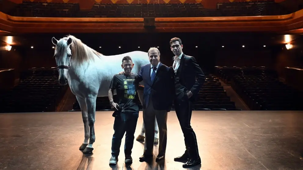 Ismael Jordi con Antonio Real y el fot&oacute;grafo Paco Mart&iacute;n en el Teatro Villamarta