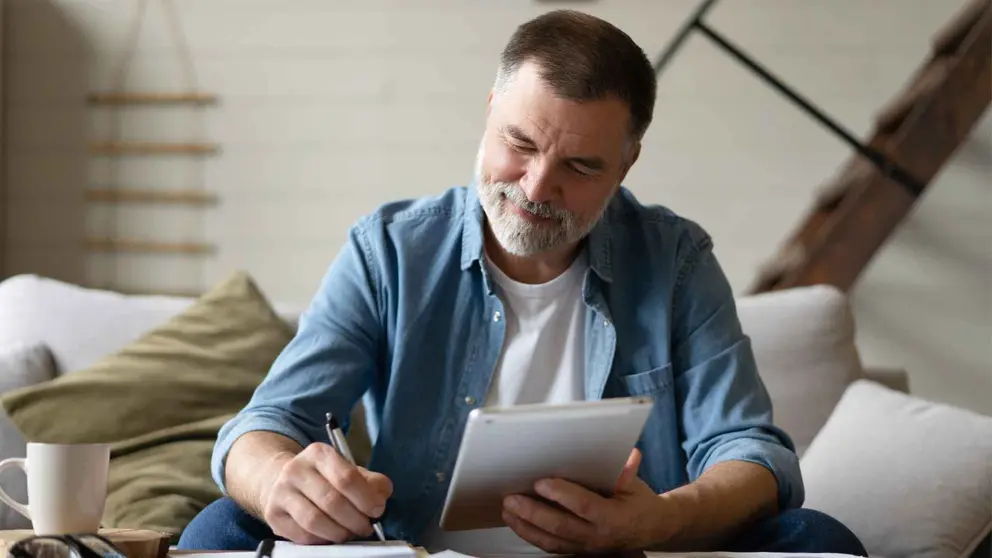 Un pensionista comprueba el estado su pensi&oacute;n de la Seguridad Social