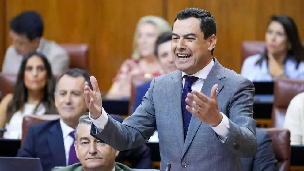 Juanma Moreno se dirige al l&iacute;der de la oposici&oacute;n Juan Espadas