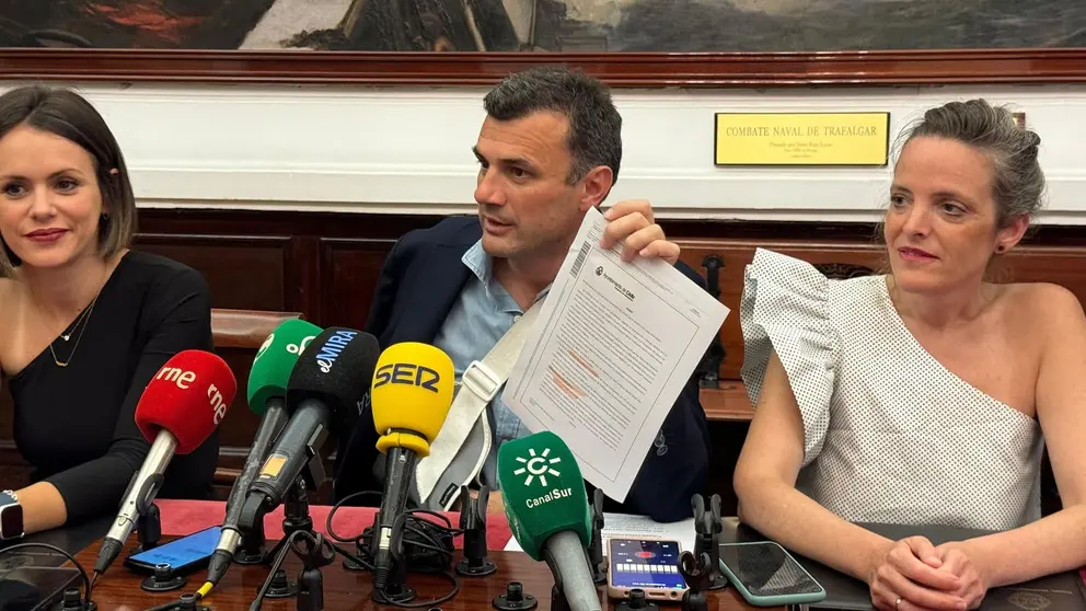 Bruno Garc&iacute;a muestra el bando que limita las viviendas tur&iacute;sticas en C&aacute;diz | Rafa Dom&iacute;nguez