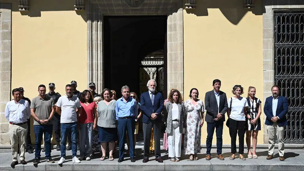 La Corporaci&oacute;n Municipal guarda un minuto de silencio en memoria de las seis mujeres asesinadas durante el fin de semana