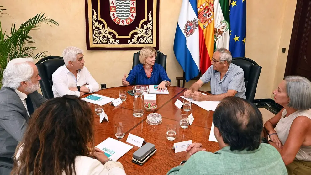 Mar&iacute;a Jos&eacute; Garc&iacute;a-Pelayo reunida con los sindicatos