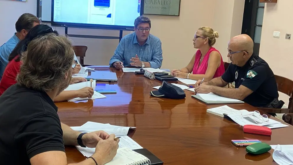 Jos&eacute; &Aacute;ngel Aparicio reunido con la Comisi&oacute;n Municipal de Absentismo Escolar