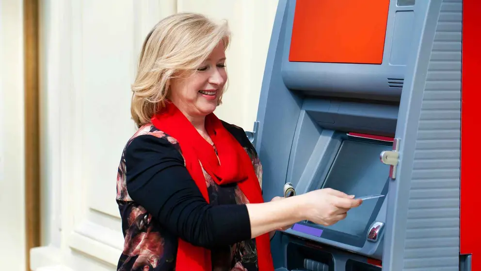 Una pensionista sacando dinero del banco
