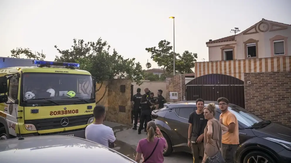 Una mujer de avanzada edad atendida tras un incendio en la calle Playa de la Puntilla | Rafa Dom&iacute;nguez