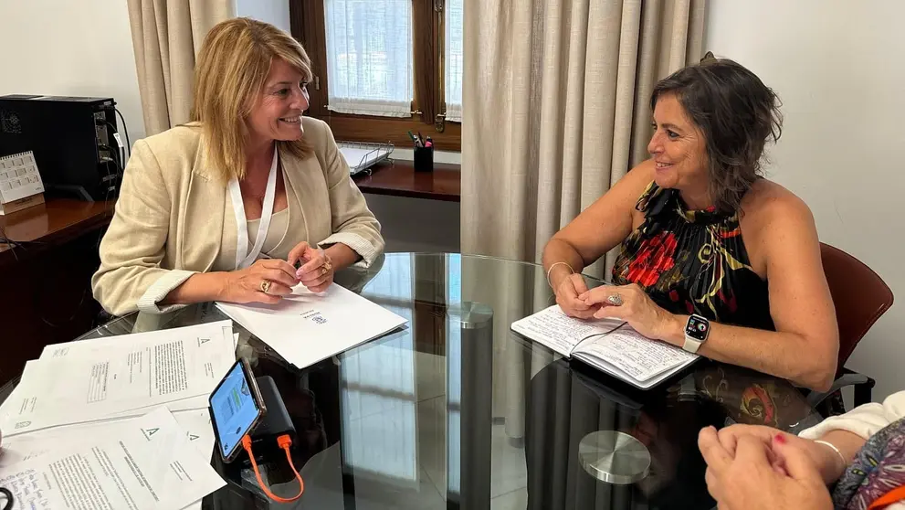 La alcaldesa Pilar Miranda, junto a la consejera Catalina Garc&iacute;a