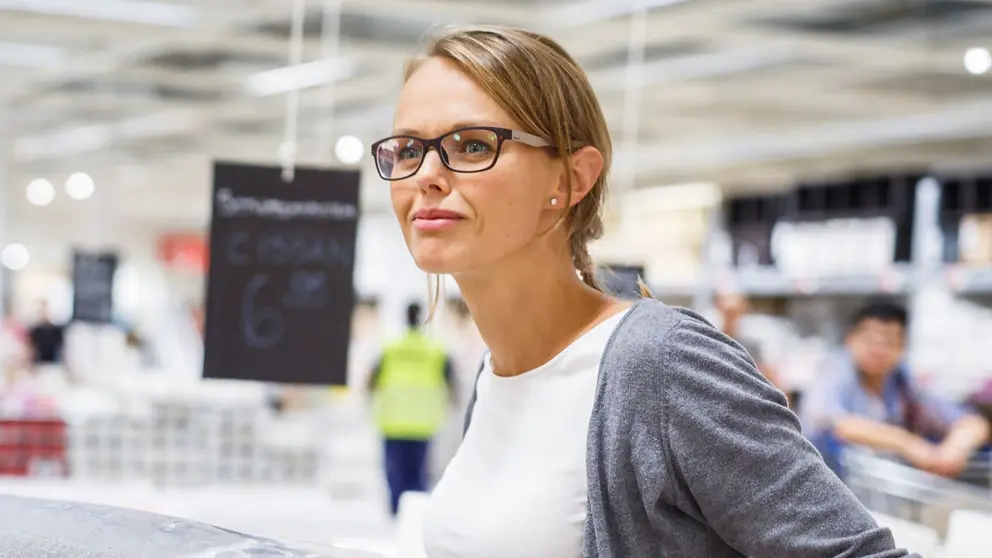 Clienta en la tienda IKEA