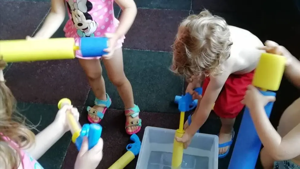 Ni&ntilde;os jugando en una guarder&iacute;a