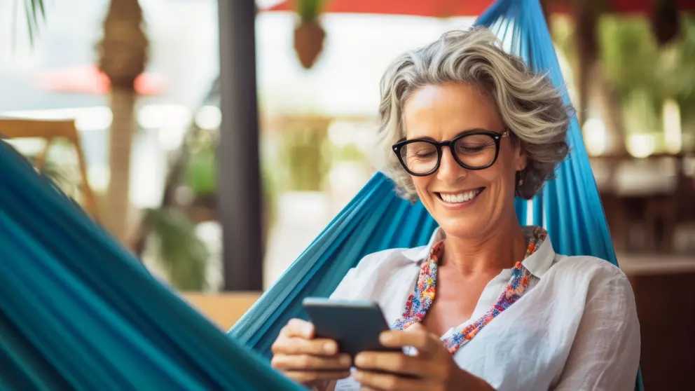 Mujer en la hamaca durante el verano en su patio