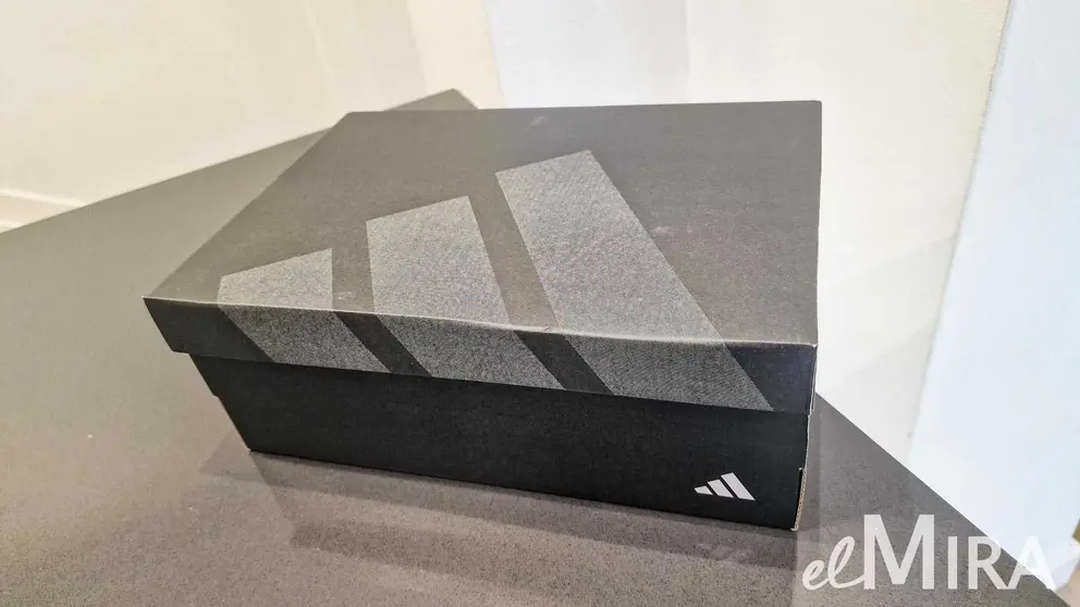 Caja de zapatillas Adidas