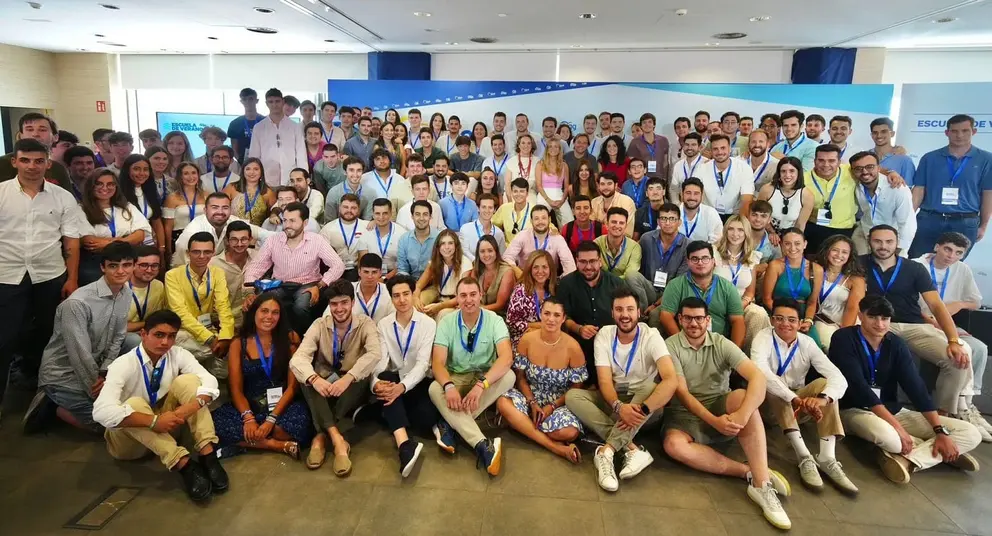 J&oacute;venes en un acto reciente del Partido Popular