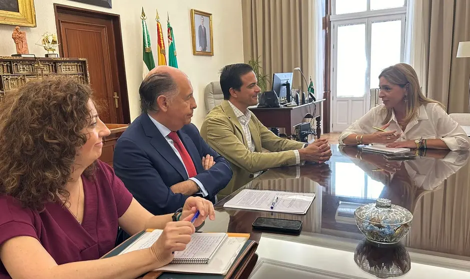 Almudena Mart&iacute;nez, junto a miembros de la Fundaci&oacute;n