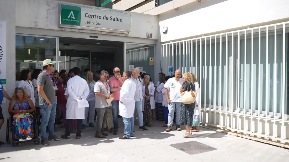 Concentraci&oacute;n en el Centro de Salud Jerez Sur | Rafa Dom&iacute;nguez
