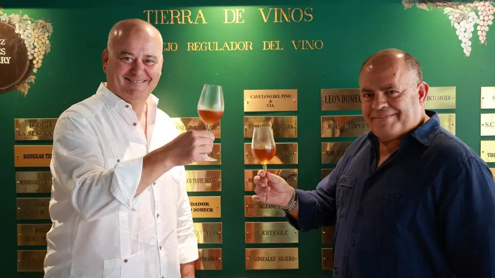 Juan Sa&ntilde;udo y Fulgencio Meseguer junto a la placa de Cayetano del Pino en el Hotel Jerez | Cristo Garc&iacute;a