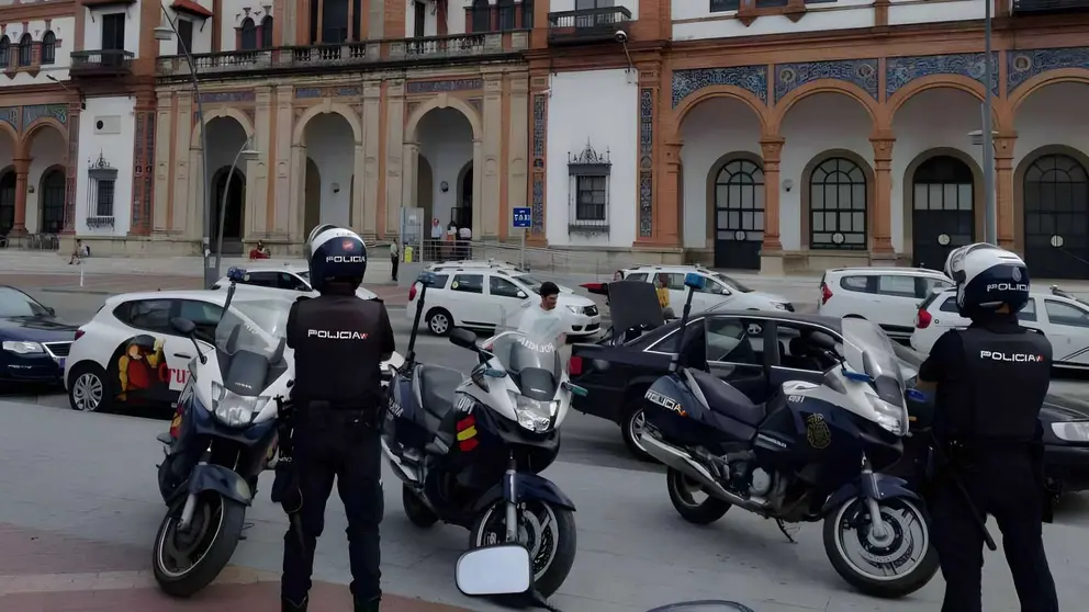 Agentes de la Polic&iacute;a Nacional en la estaci&oacute;n de trenes de Jerez