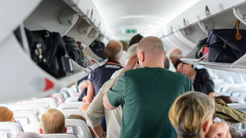 Maletas en cabina de avi&oacute;n