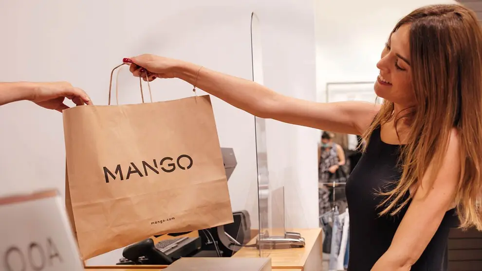 De compras en tienda Mango