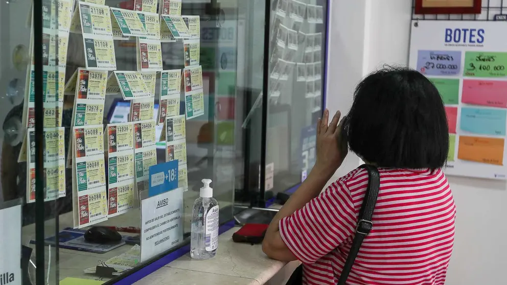 Una mujer en una administraci&oacute;n de Loter&iacute;as