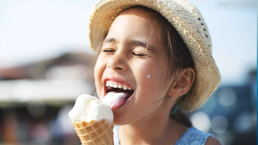 Una ni&ntilde;a comiendo un helado