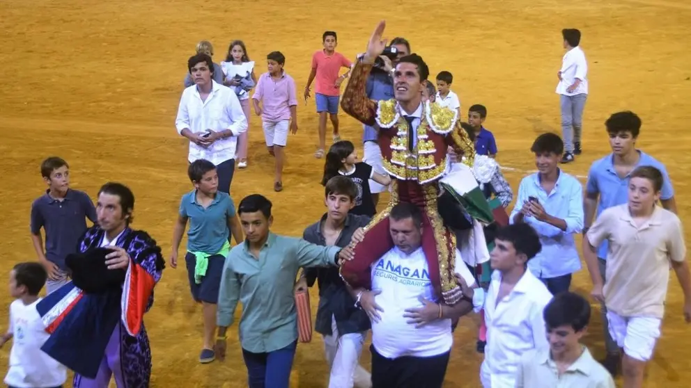 Talavante a hombros I Bre&ntilde;a