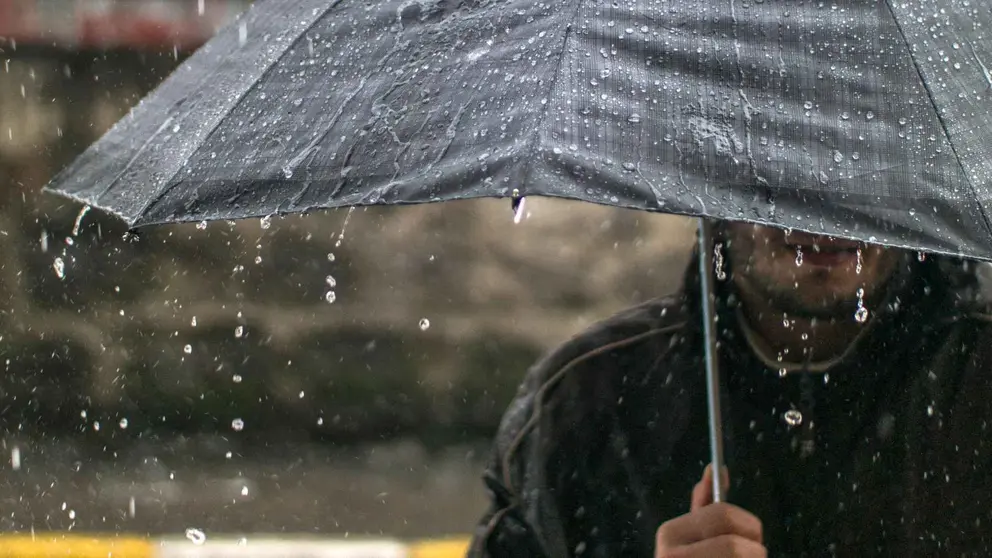 Un hombre con un parguas