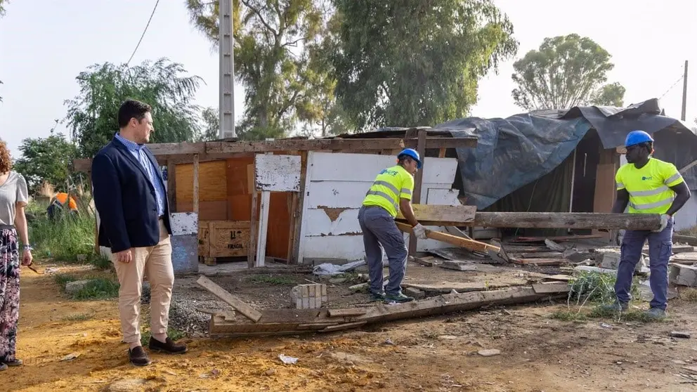 El delegado de Barrios de Atenci&oacute;n Preferente y Derechos Sociales, Jos&eacute; Luis Garc&iacute;a, supervisa el derribo de dos infraviviendas en el asentamiento chabolista de El Vacie