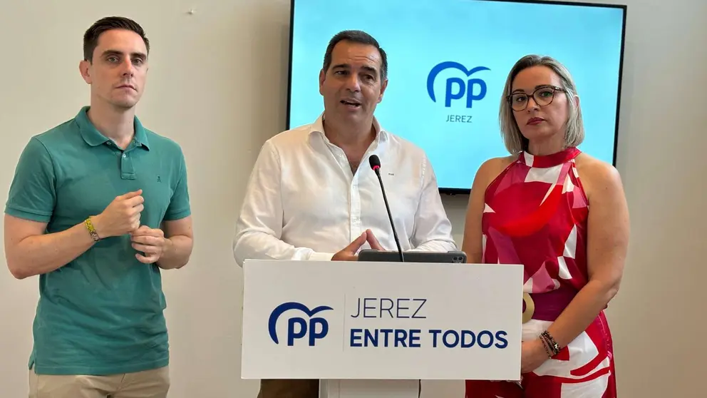 Pedro Gallardo, junto al secretario general del PP de Jerez, Jaime Espinar y Susana Gonz&aacute;lez