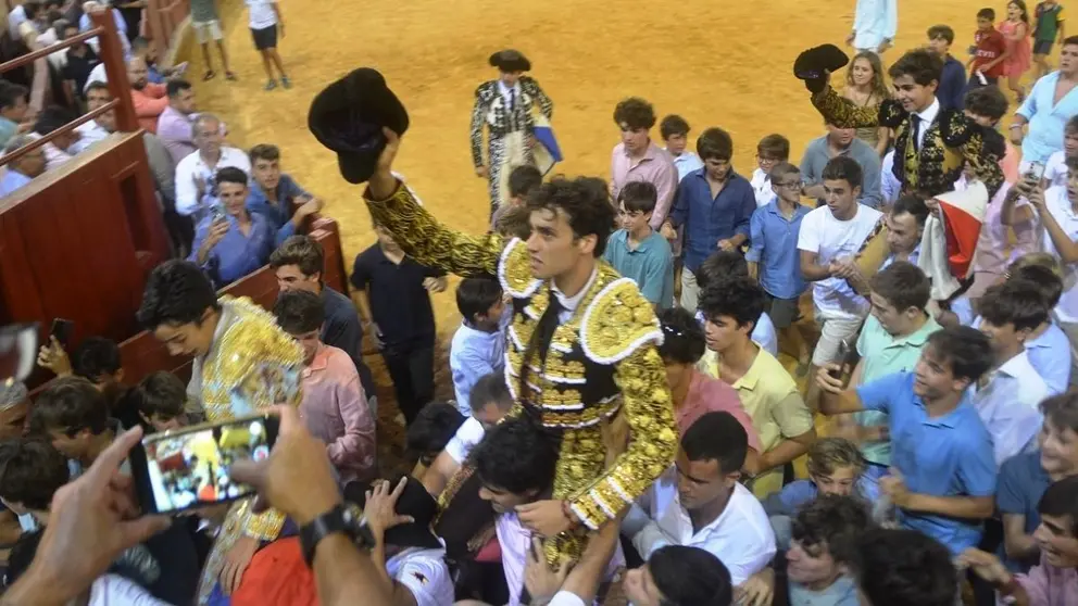 Los tres novilleros a hombros I Bre&ntilde;a