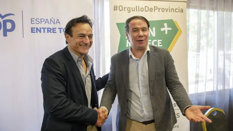 Agust&iacute;n Gonz&aacute;lez, alcalde de Ja&eacute;n, a la izquierda de la imagen